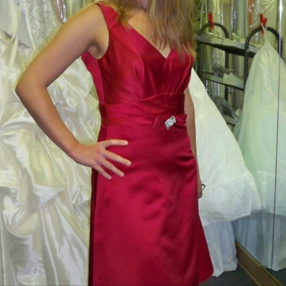 DaVinci Red Ruched Sweetheart Midi Dress